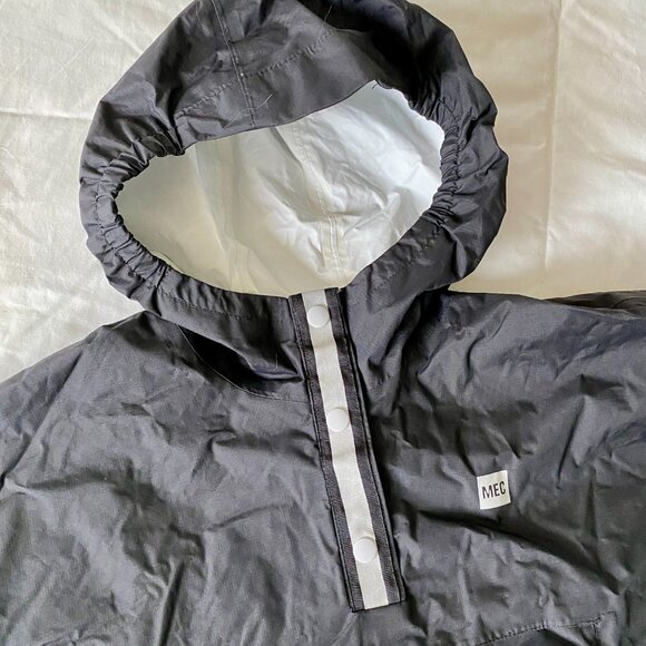 MEC Black Caught in the Rain Packable Poncho - Picture 4 of 16